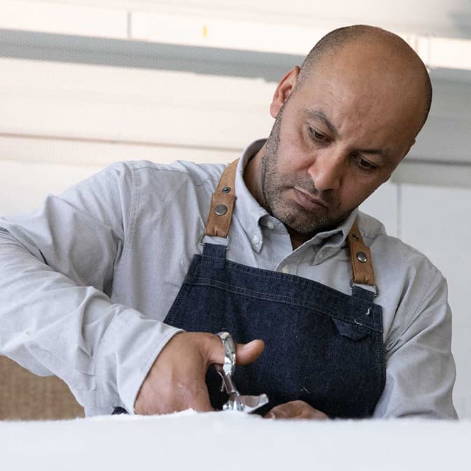 Artisan préparant un matelas Nokto à l'atelier